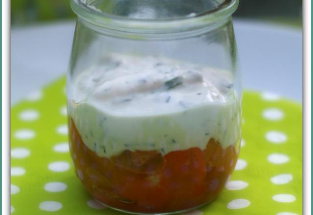 Verrine de yaourt aux herbes, tartare de saumon et poivron au curry