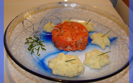 Tartare de saumon et son émulsion de soupe fine au champagne