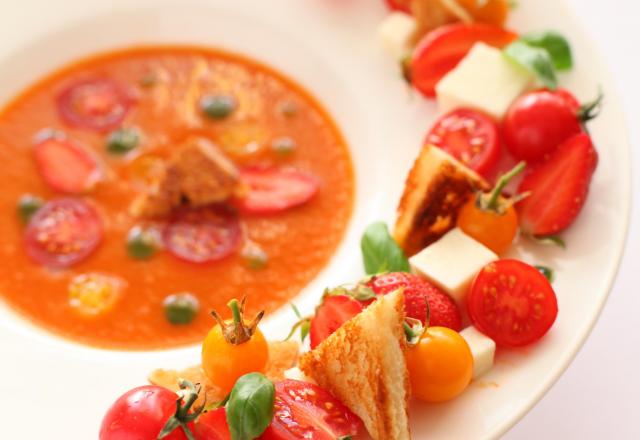 Gazpacho fraise tomate, huile de basilic, ribambelle de fraise tomates, mozzarella