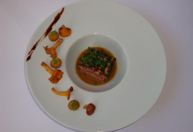 Filet d'agneau presto en croûte d'herbes fraîches et noix, poêlée de girolles et panais glacés