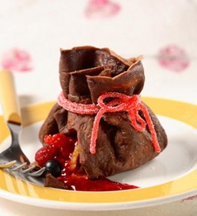 Aumônières de crêpes au chocolat, Trésor de fruits frais, Coulis de framboises au Yuzu