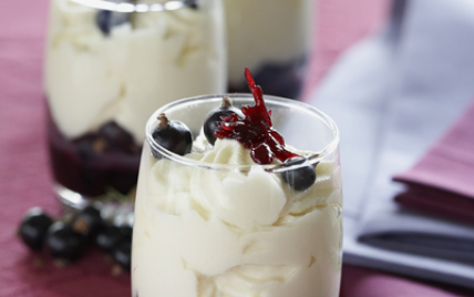 Verrine de mousse de citron au cassis