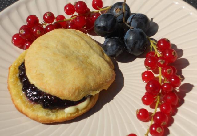 Scones à la confiture de myrtilles