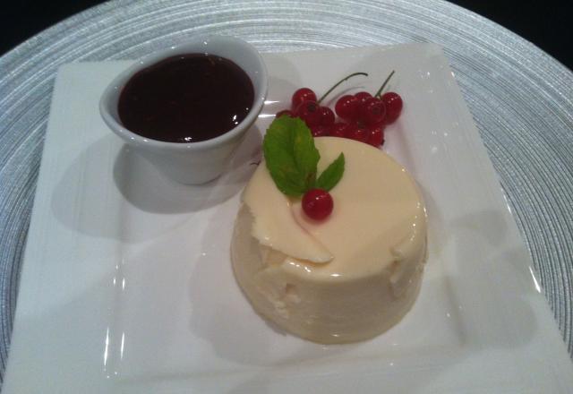 Blanc manger et coulis de fruits rouges