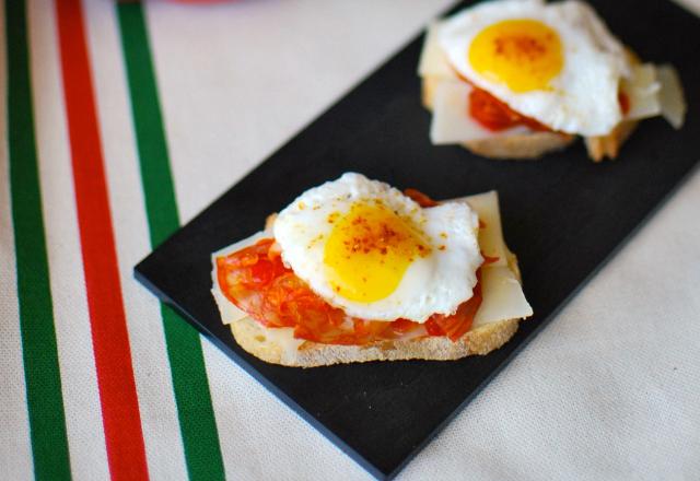 Tartinettes de fromage de brebis d'Etorki et confit de poivrons