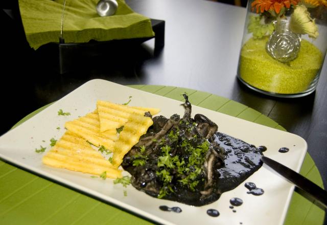 Seiches à l'encre, chips de polenta