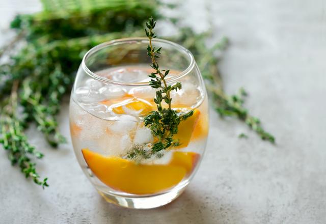 Detox Water pêche et thym (eau de pêches au thym)