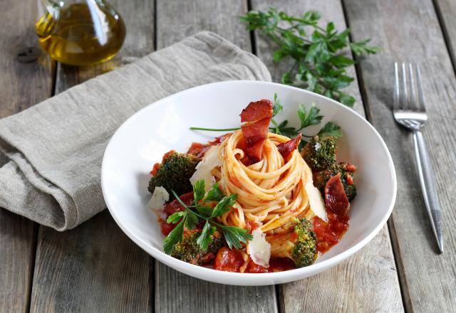 Linguine en sauce arrabbiata, brocolis et jambon croquant