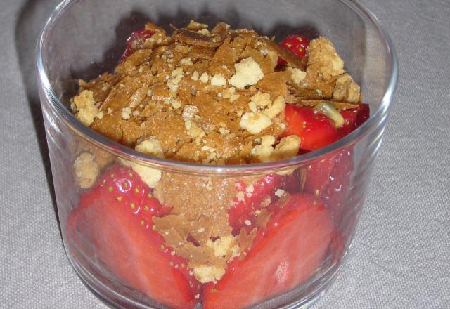 Crumble de fraises au fruit de la passion et aux crêpes gavottes