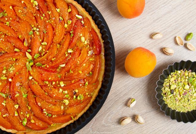 La tarte à l’abricot et à la pistache de Julie Andrieu pourrait bien être le dessert de votre été !