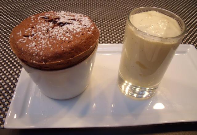 Soufflé au chocolat et sa crème anglaise siphonnée