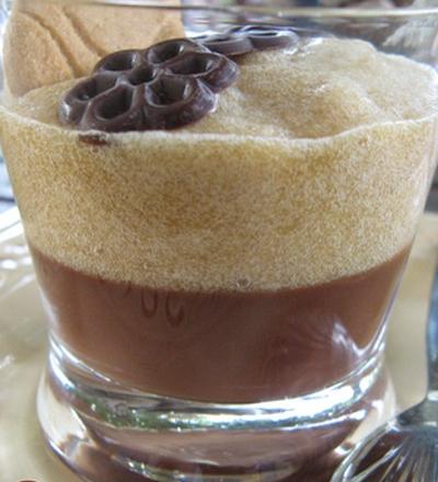 Verrines gelée de chocolat à la réglisse, mousse de poires