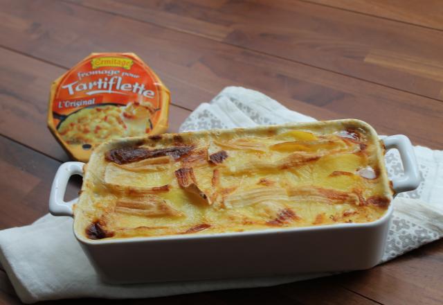 Gratin de pommes de terre, oignon, truite fumée et fromage pour tartiflette de caractère