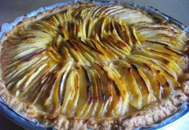 Tarte aux pommes sur pâte brisée épaisse