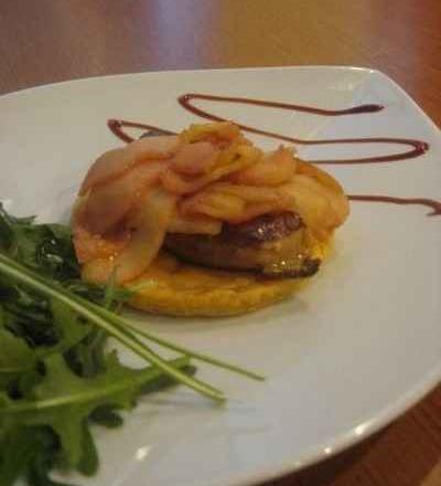 Tatin de foie gras poêlé et ses pommes déglacées au vinaigre de framboise