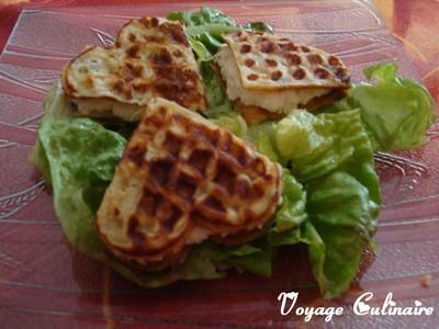 Gaufres au Roquefort Papillon à la mousse de poire sur lit de salade du jardin