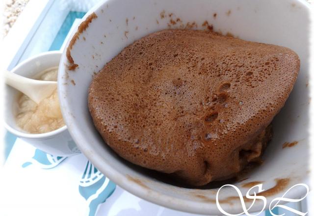 Mug-cake chocolat-roquefort et sa compotée de poire