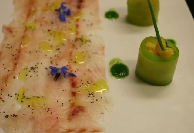 Carpaccio de bar au jus de roquette, makis de mangue