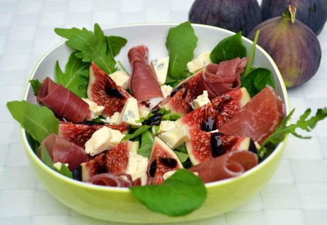 Salade de figues au jambon cru et cambozola