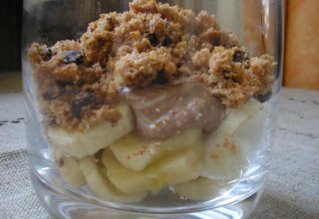 Verrines banane/Kinder® façon crumble