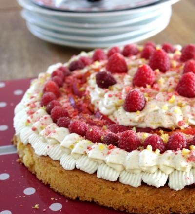 Tarte aux framboises (chantilly au géranium, crème pâtissière à la confiture de lait)