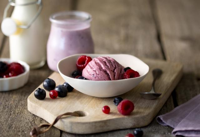 Glace yaourt brassé myrtille, sirop aux fruits rouges