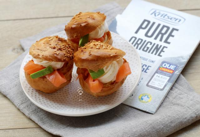 Choux au fromage fouetté, avocat et saumon fumé