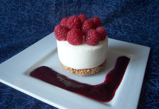 Mousse de faisselle de fromage blanc sur croustillant au chocolat blanc, framboises et coulis de framboise