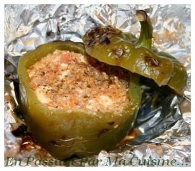 Poivrons verts farcis à la tomate, au pesto rouge et à la fêta