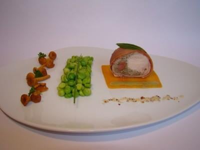 Râble de lapin farci aux noisettes, petits rosés et herbes fraiches, poêlée de girolles au persil plat, carottes fondantes et petits pois frais, jus aux herbes