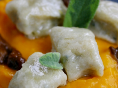 Gnocchi de Roquefort au beurre de sauge sur lit de crème de Potimarron, brisures de châtaignes et sauce aux cèpes