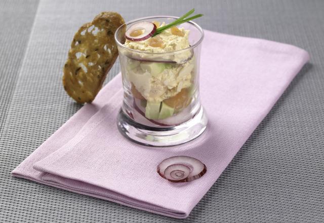 Verrine saumon ciboulette, tartare d'avocat et sa tuile de pain aux céréales