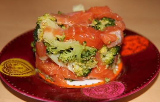 Tartare de saumon et brocoli croquant au sésame