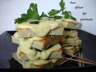 Petits sandwichs d'omelette au curry et au concombre