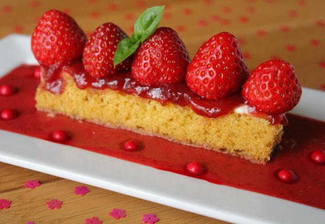 Sablé avec chocolat blanc, confiture de fraises et soupe de fraises Andros