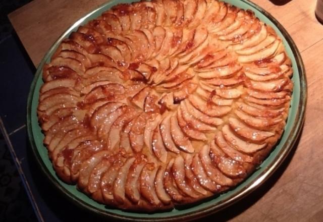 Tarte aux pommes façon grand-mère à la crème sucrée