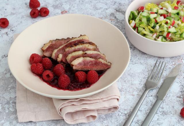 Magret de Canard mariné aux framboises et sa salade croquante