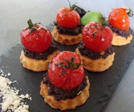 Tomates confites au thym et tapenade sur sablés au parmesan