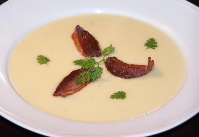 Velouté de cerfeuils tubéreux et chips de magret de canard