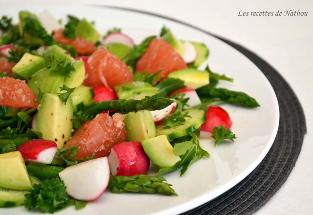 Salade d'asperges, radis et avocat au pamplemousse rose, vinaigrette à l'orange