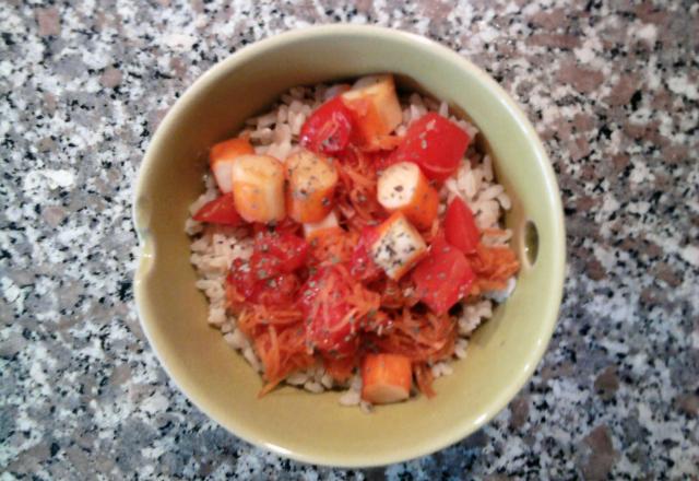 Domburi de tomates, carottes et surimi