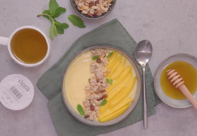 Smoothie bowl à la mangue, granola, skyr siggi's, menthe et miel