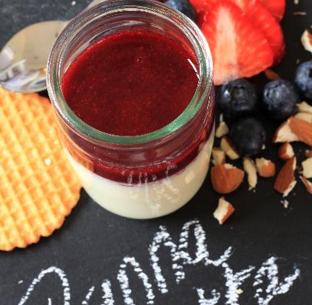 Panna cotta au sirop d'orgeat coulis de mûres