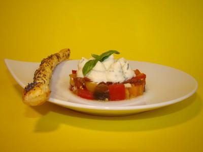 Tartare de tomates multicolores, chantilly de mozzarella et sacristain pavot et piment d'Espelette