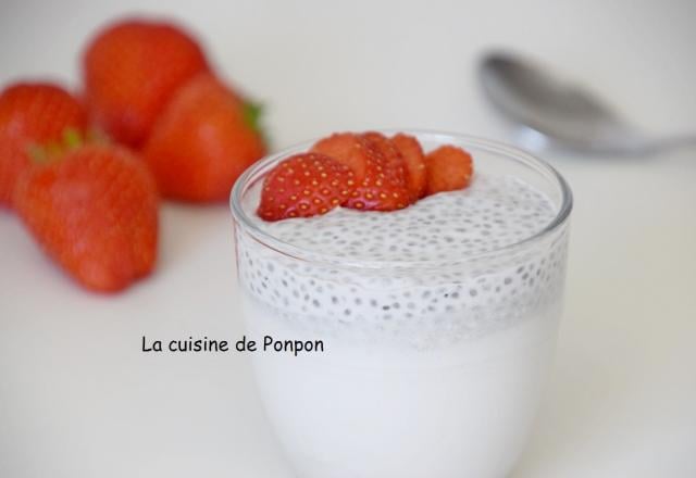 Crème au lait de coco, graines de chia et fraises