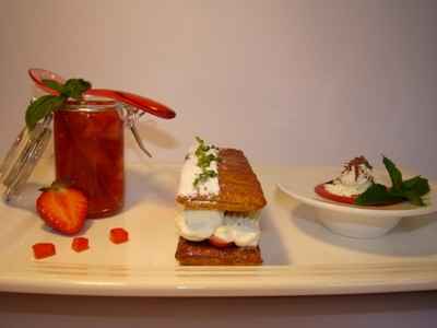 Déclinaison autour de la fraise : Gelée de fraise et tartare de fraises au basilic, Mille-Feuilles fraise mascarpone citron vert, et soupe de fraise à la menthe façon cappuccino