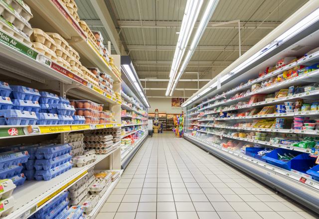 On sait enfin à quoi sert la barre au bas des rayons de supermarché