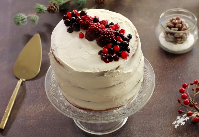 Gâteau au yaourt et fruits rouges comme un layer cake