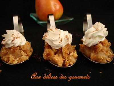 Poires en crumble de noisettes et chantilly au cacao maison