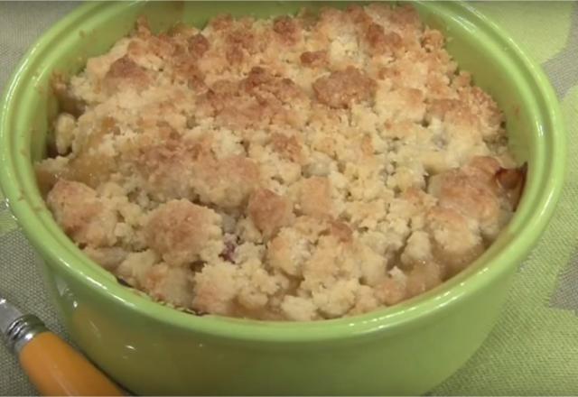 Crumble aux pommes et à la rhubarbe